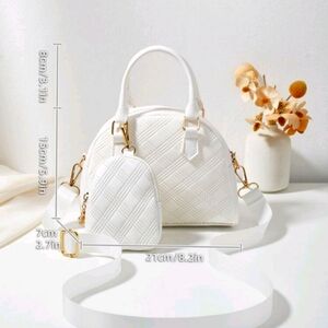 1pc White Textured Shoulder Bag With Weaving Strap Zipper Closure Shell Shaped B